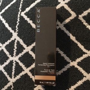 BECCA aqua Luminous Perfecting Foundation